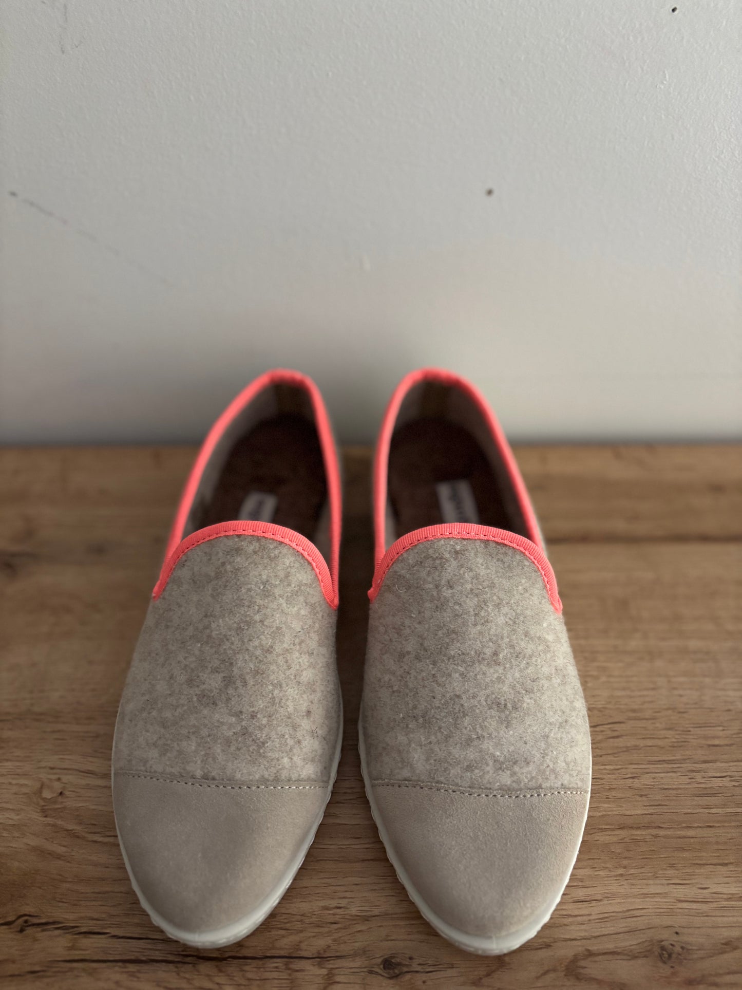 Chausson en laine beige rose fluo