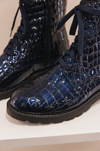 MY0013/04 Bottine à lacet croco vernis bleu marine