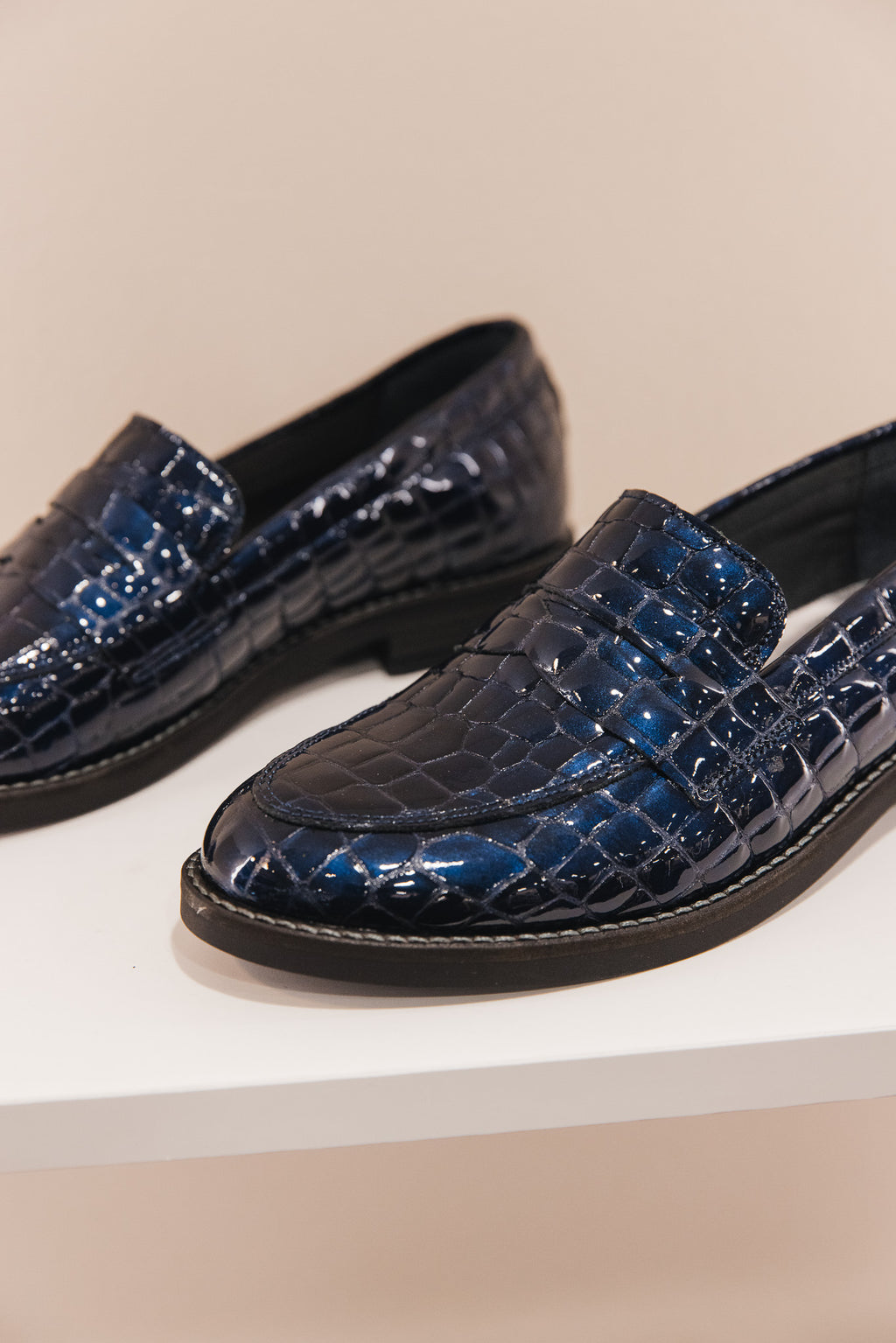MY001/04 Mocassins croco vernis bleu marine