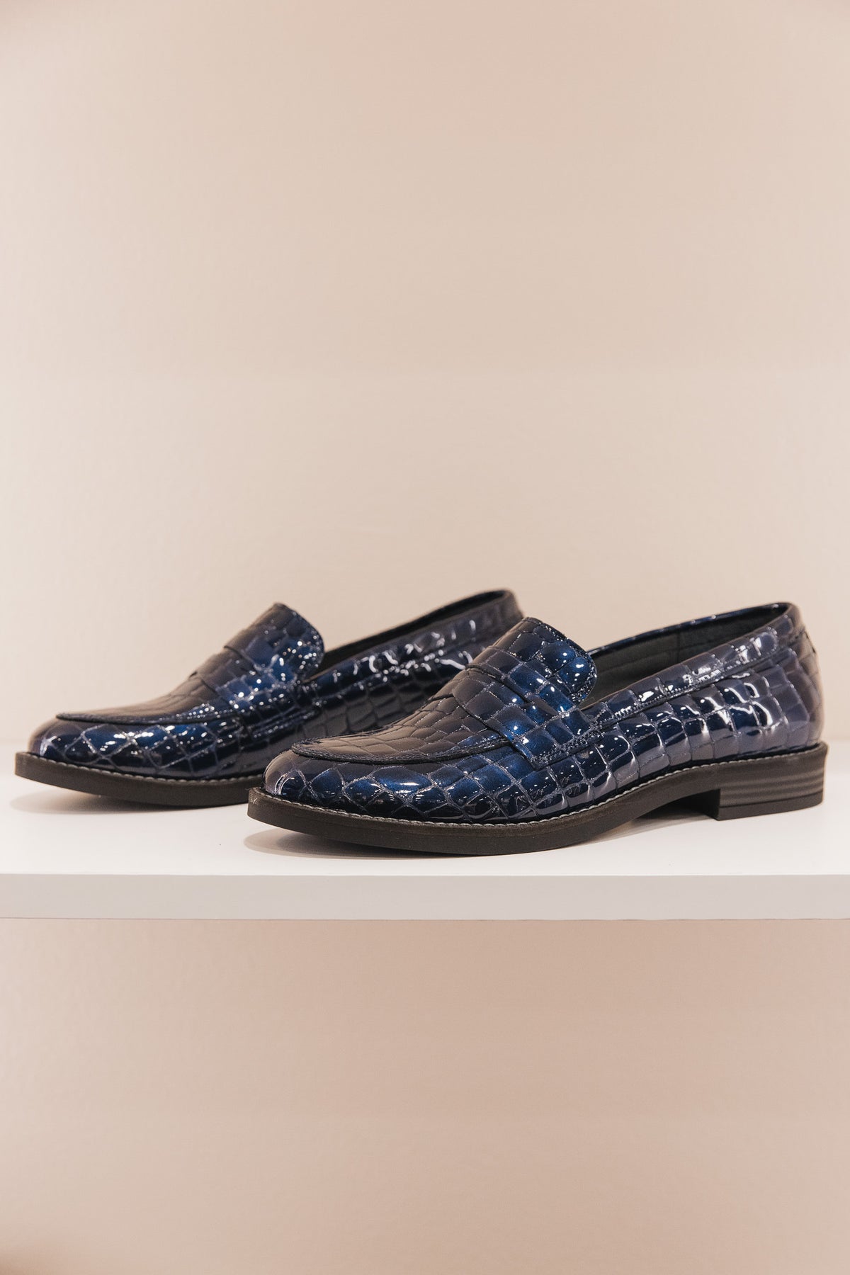 MY001/04 Mocassins croco vernis bleu marine