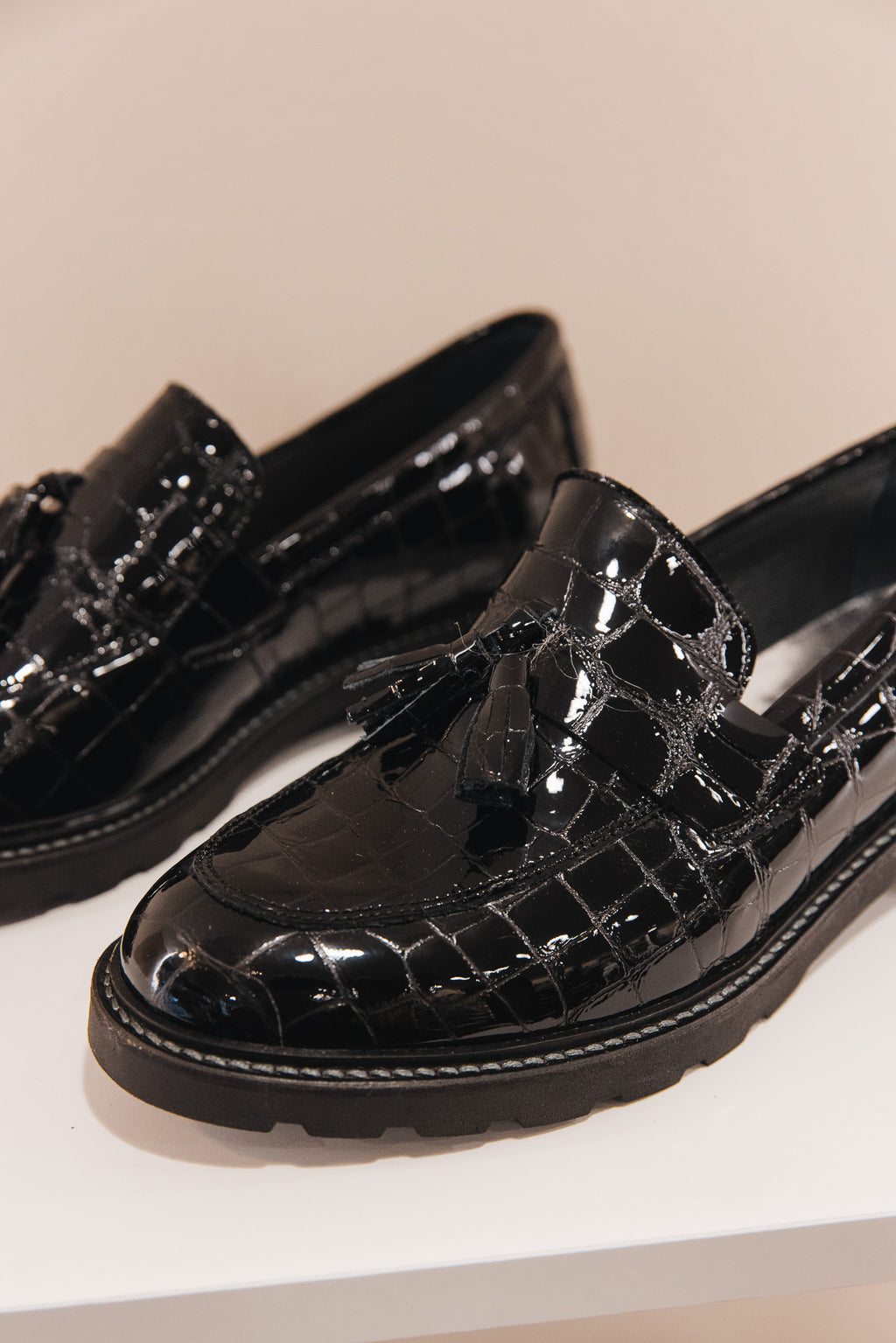 MY0014/07 Mocassins croco vernis noir