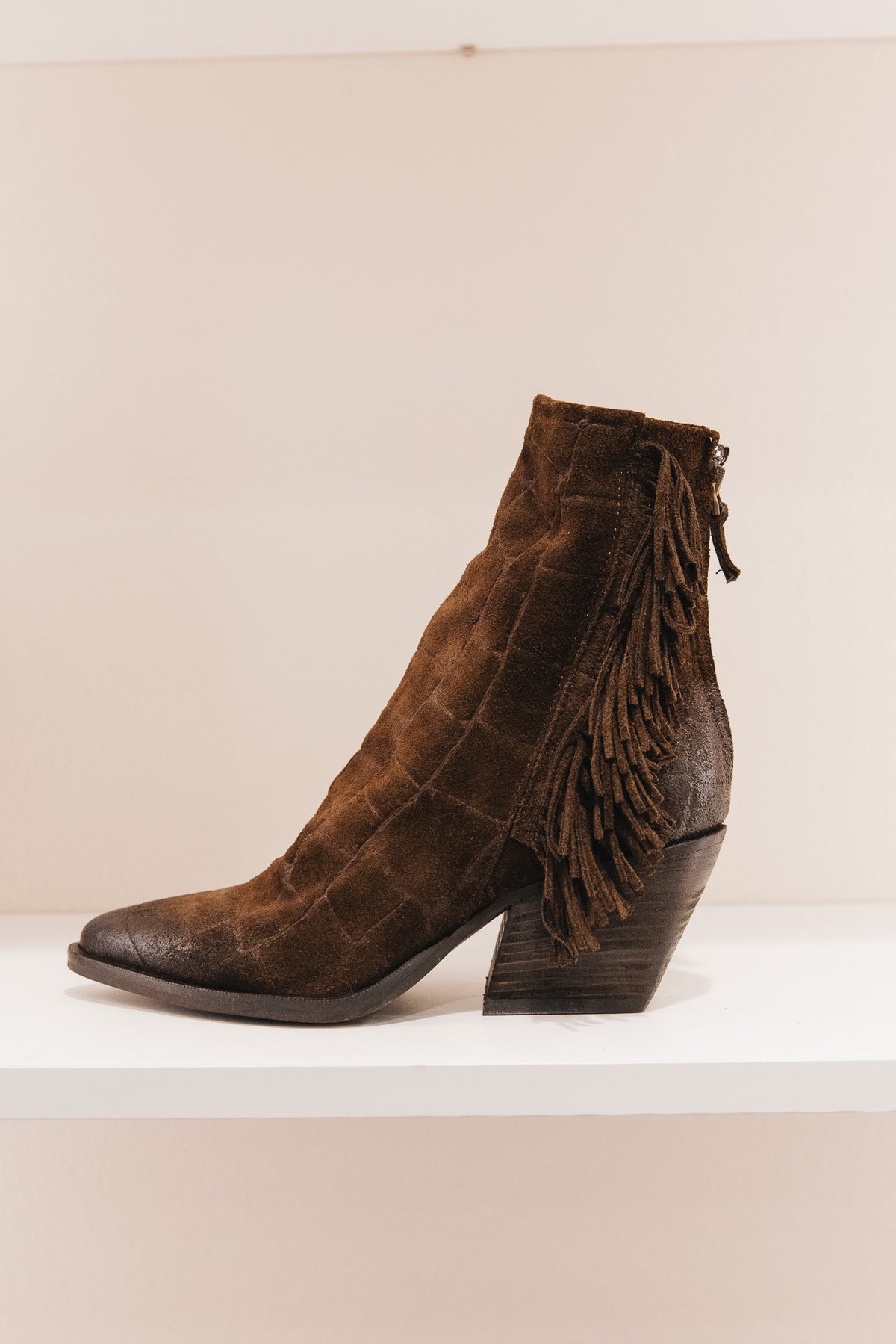 M702 Bottines en daim chocolat effet croco