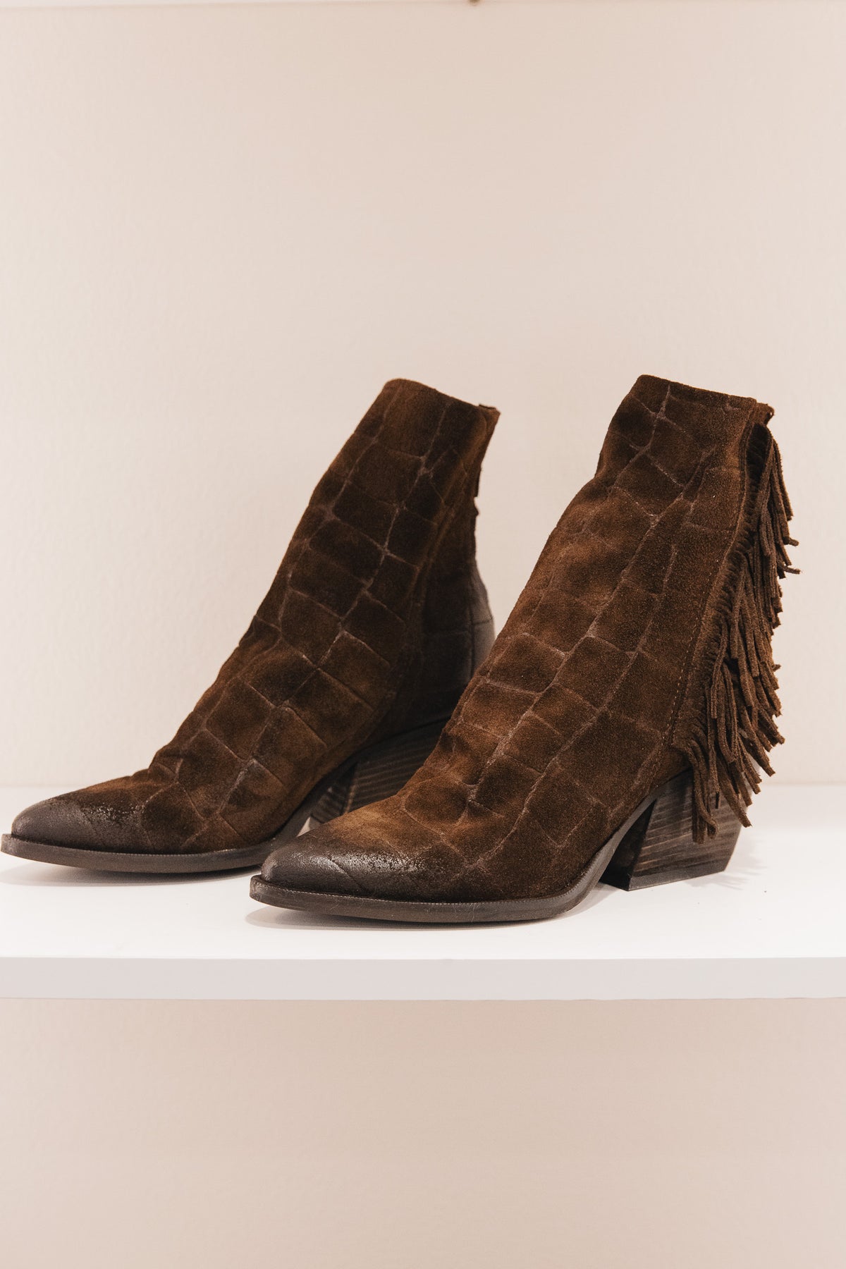 M702 Bottines en daim chocolat effet croco