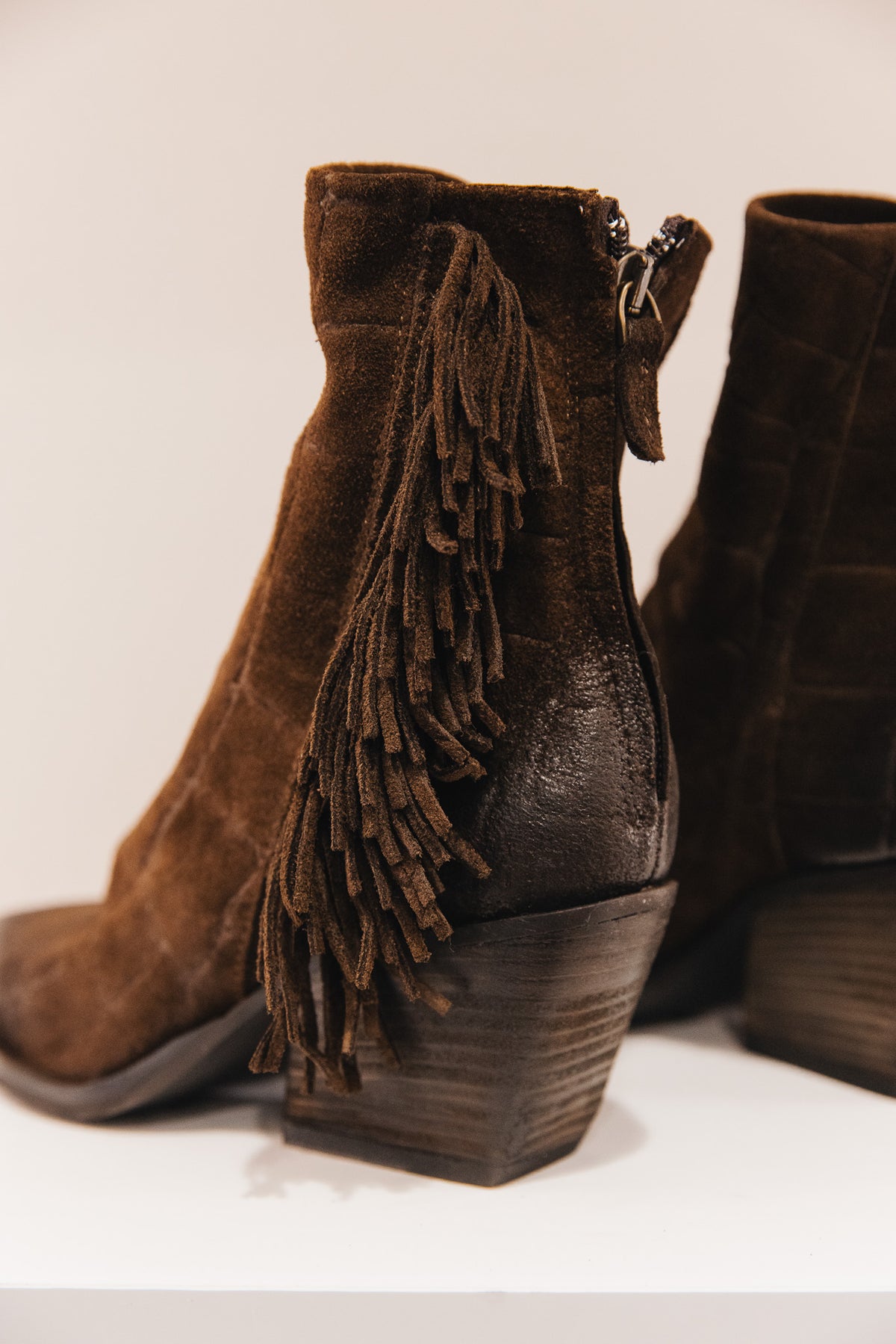 M702 Bottines en daim chocolat effet croco