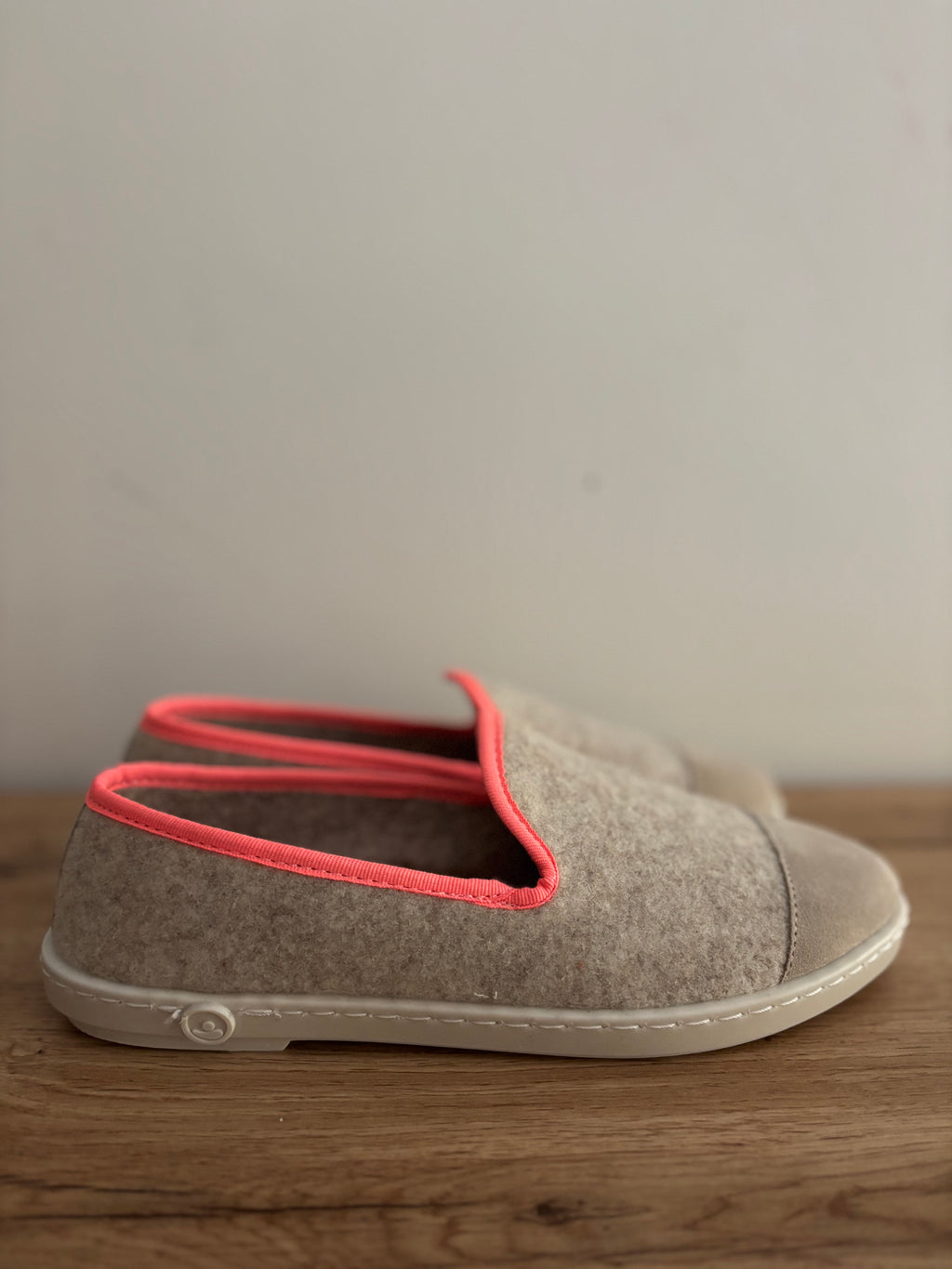 Chausson en laine beige rose fluo