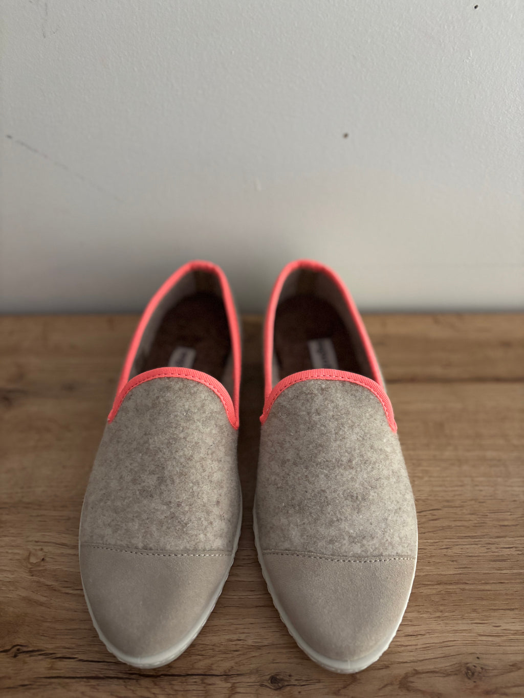 Chausson en laine beige rose fluo