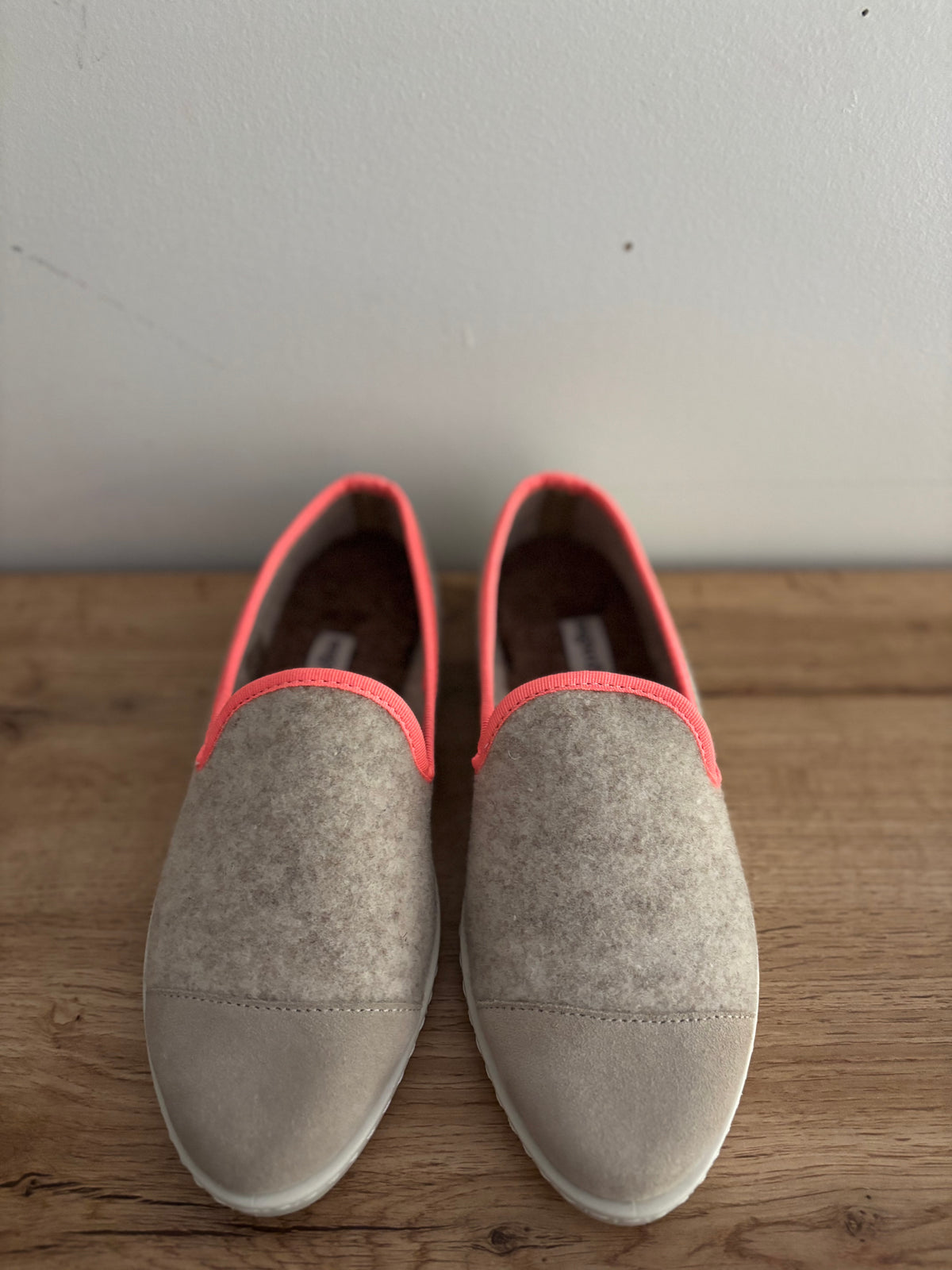 Chausson en laine beige rose fluo