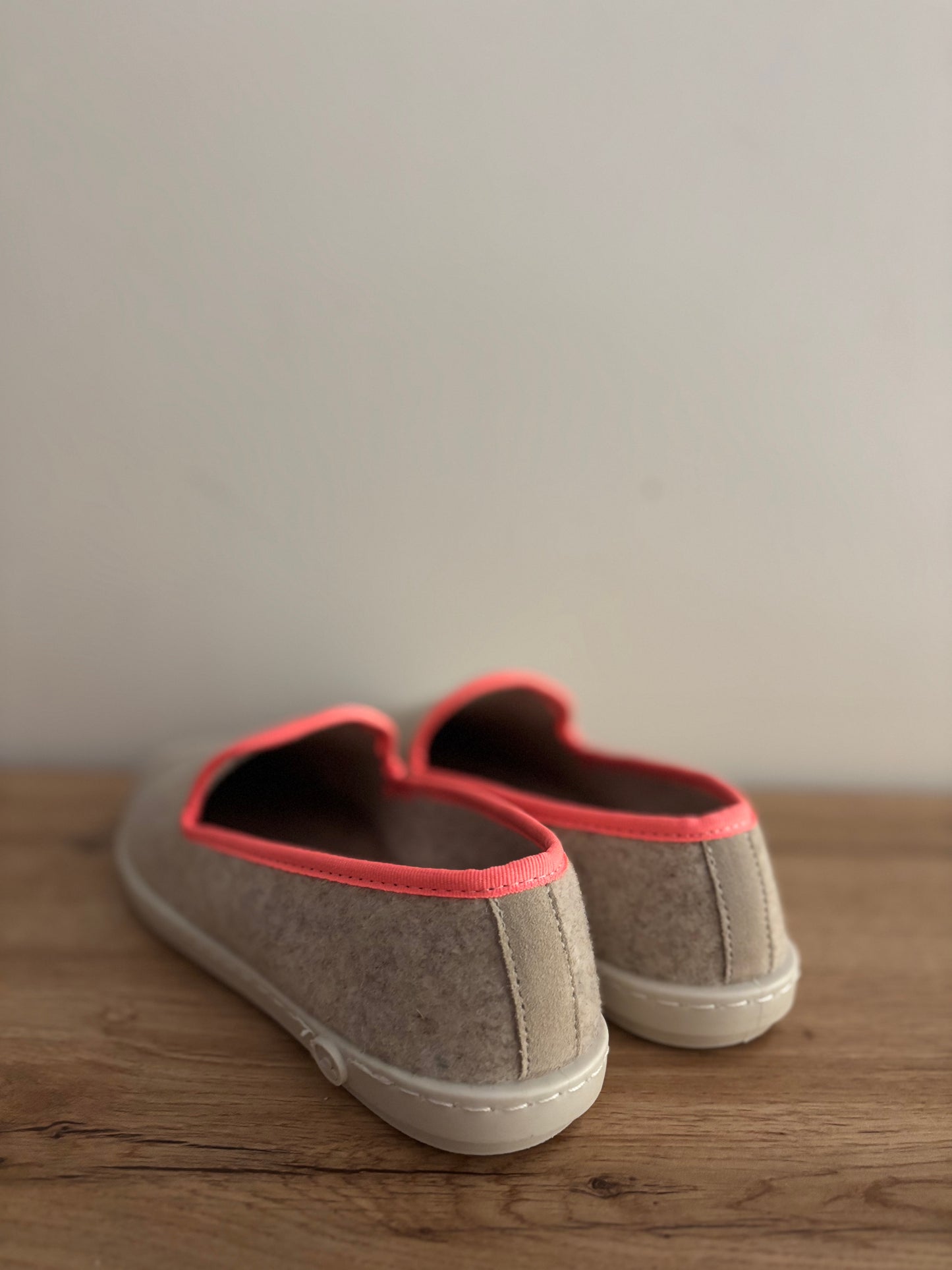 Chausson en laine beige rose fluo